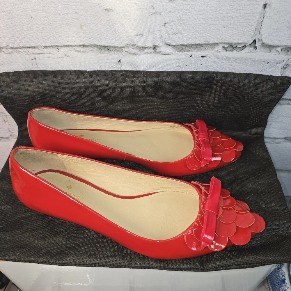 KATE SPADE NEW YORK ERICA RED PATENT FLATS WOMENS SIZE 6 1/2 EUC